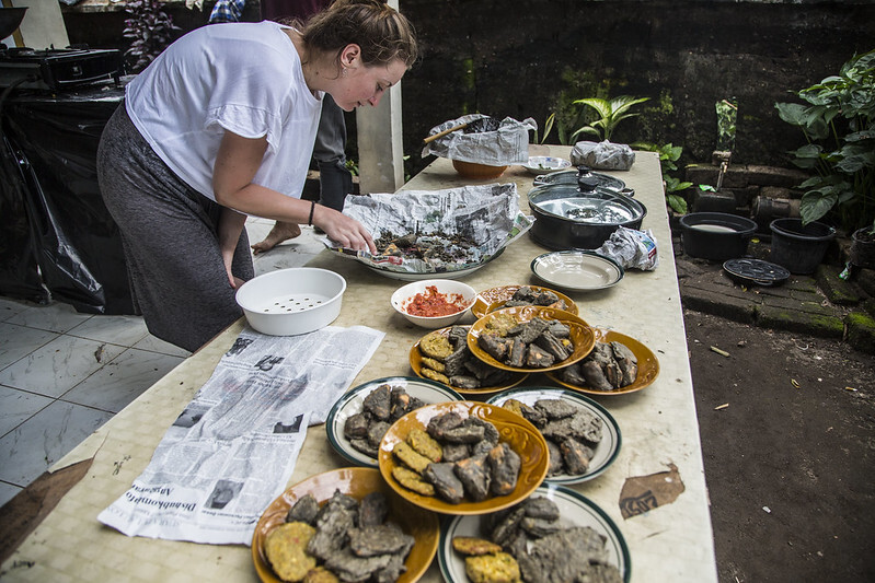 2016年、パシルプティ財団がムハマド・シバワイヒとシャムスル・ハディと共同でロンボク島で始めた調査旅行で、バトゥ・アンパンを用意したテーブル